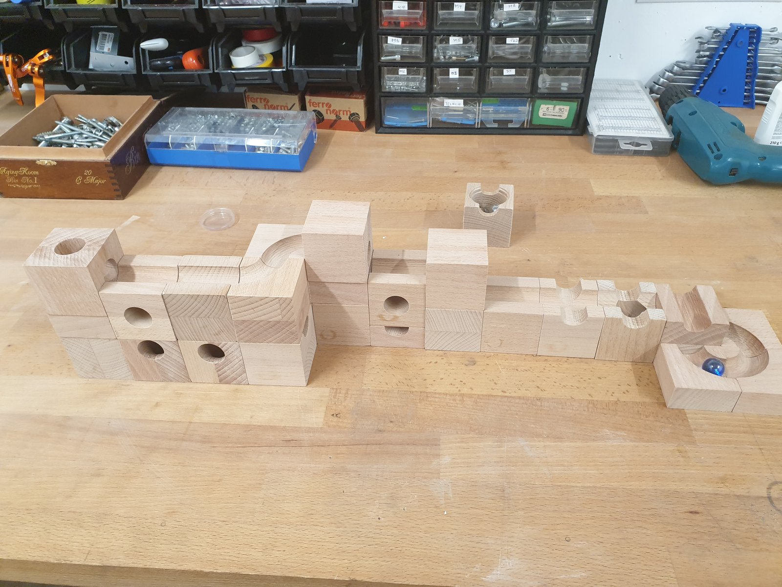 Zweite Aufbauvariante der modularen Holz-Kugelbahn auf der Werkbank