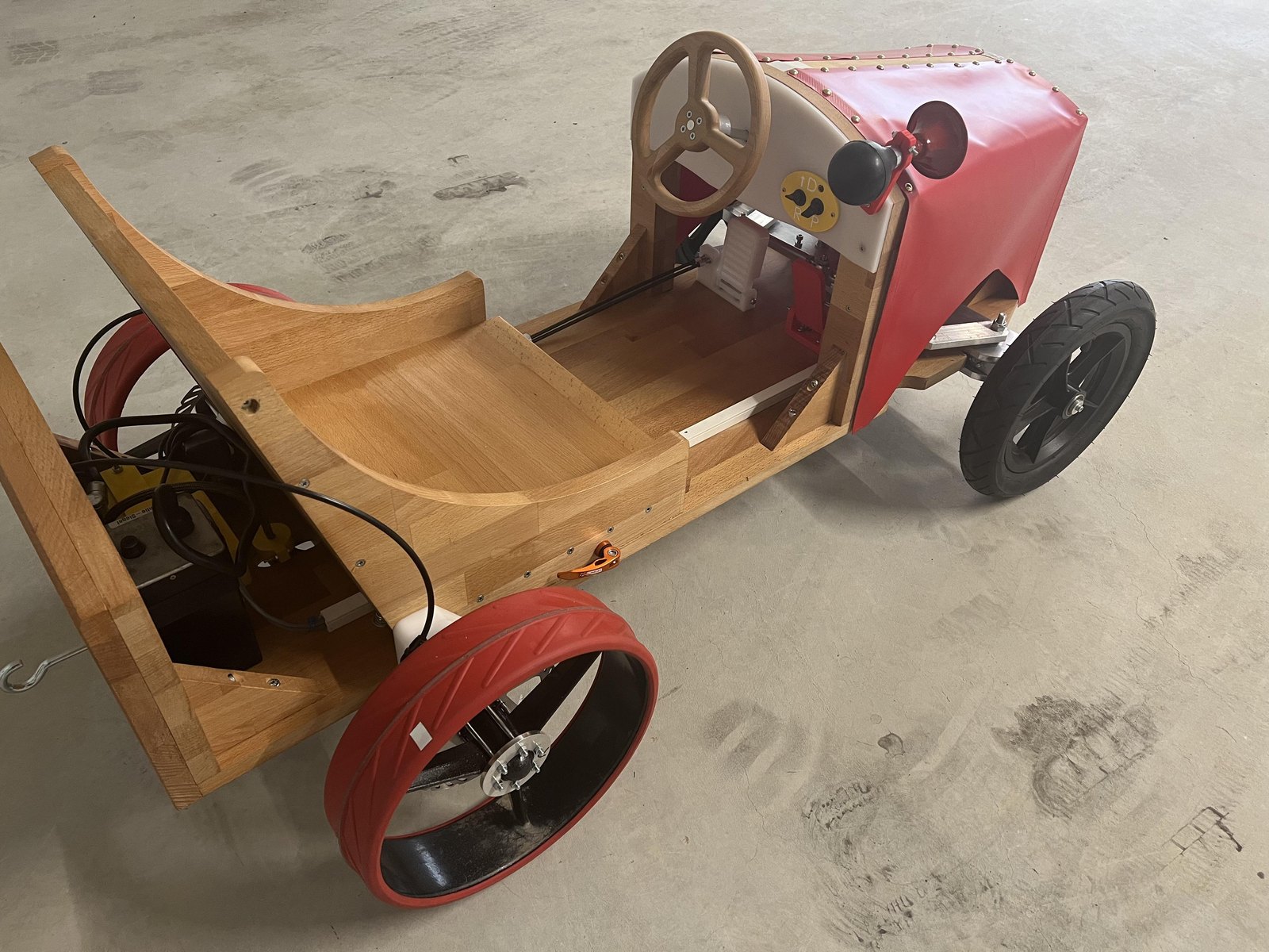 Marmötli beim Aufbau: Fahrwerk und Antrieb aus dem JuCad-Golftrolley